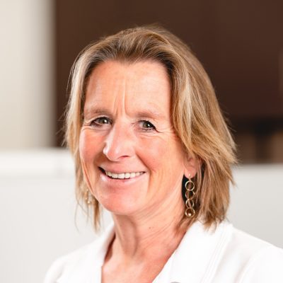 Portrait Huber Dr. med. Kathrina Huber, Fachärztin bei RADIO-LOG in Bayern, lächelt freundlich in die Kamera; sie hat schulterlanges, hellbraunes Haar und trägt eine weiße Oberbekleidung sowie goldene Ohrringe-das Bild steht stellvertretend für das engagierte, patientenorientierte Ärzteteam des fachübergreifenden Gesundheitsanbieters.