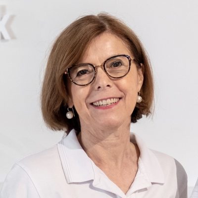 Dr. med. Margarete Murauer, Fachärztin bei RADIO-LOG, lächelt freundlich in die Kamera. Sie trägt eine weiße Arztbluse mit Namensschild und Brille; der schlichte Hintergrund lenkt den Fokus auf ihre sympathische Ausstrahlung als Teil des engagierten RADIO-LOG Ärzteteams, das fachübergreifend patientenorientierte Versorgung in Bayern bietet.